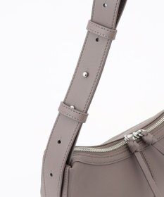 Y'SACCS ハーフムーンボディショルダーバッグ