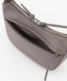 Y'SACCS ハーフムーンボディショルダーバッグ