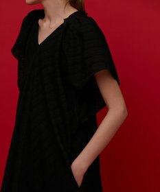 BEIGE， VIVIENNE / Vネックワンピース