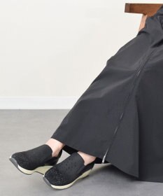 Bridget Birkin 【Round About】ラインストーンアクセントスリッポンスニーカー