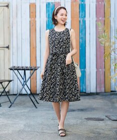 Tiaclasse 【洗える】大人華やかなノースリーブ花柄ワンピース