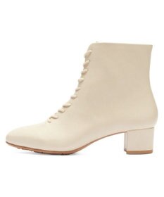 AcureZ スッキリシルエットのレースアップデザイン「生活防水×スタイリッシュブーツ」