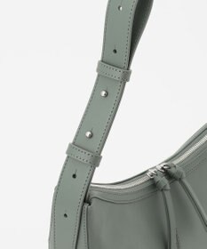 Y'SACCS ハーフムーンボディショルダーバッグ