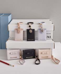 Maison de FLEUR バイカラービジューリールパスケース