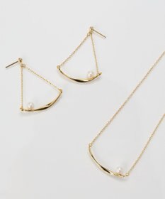 Phoebe 【金属アレルギー対応】スライヴパールトライアングルピアス　ゴールド/ニッケルフリー