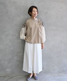 muuc 〈遠州織物の工場で織られた上質なコットン生地〉〈オーガニックコットン〉〈チュール素材に花刺繍〉あじさい小花刺繍ブラウス