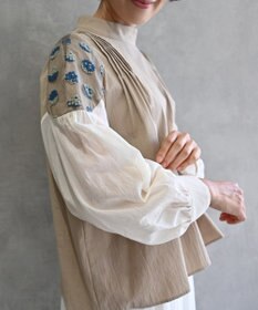 muuc 〈遠州織物の工場で織られた上質なコットン生地〉〈オーガニックコットン〉〈チュール素材に花刺繍〉あじさい小花刺繍ブラウス