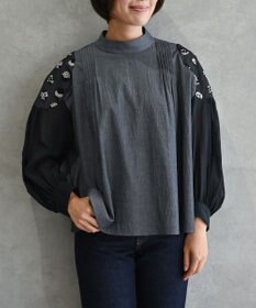 muuc 〈遠州織物の工場で織られた上質なコットン生地〉〈オーガニックコットン〉〈チュール素材に花刺繍〉あじさい小花刺繍ブラウス