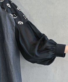 muuc 〈遠州織物の工場で織られた上質なコットン生地〉〈オーガニックコットン〉〈チュール素材に花刺繍〉あじさい小花刺繍ブラウス