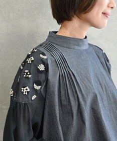 muuc 〈遠州織物の工場で織られた上質なコットン生地〉〈オーガニックコットン〉〈チュール素材に花刺繍〉あじさい小花刺繍ブラウス