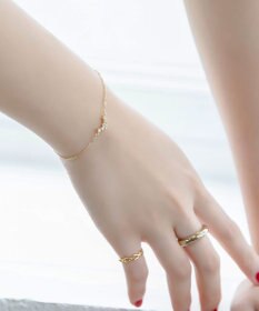 Phoebe Vラインビジューブレスレット