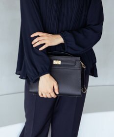 組曲 ベルトデザインスクエアショルダーバッグ