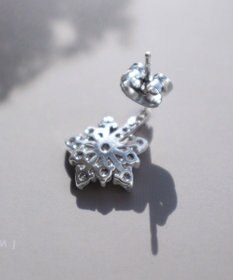Tiaclasse 【安田美沙子さん着用・金属アレルギー対応】スノーフレークピアス／イヤリング