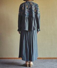 muuc 筆記帳刺繍ヨーク切り替えブラウス〈国産・muucオリジナル総柄刺繍〉〈オーガニック綿〉〈贅沢な刺繍とタック使い〉〈ゆったりリラックス〉〈3シーズン春秋冬〉