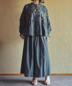 muuc 筆記帳刺繍ヨーク切り替えブラウス〈国産・muucオリジナル総柄刺繍〉〈オーガニック綿〉〈贅沢な刺繍とタック使い〉〈ゆったりリラックス〉〈3シーズン春秋冬〉