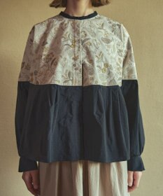 muuc 筆記帳刺繍ヨーク切り替えブラウス〈国産・muucオリジナル総柄刺繍〉〈オーガニック綿〉〈贅沢な刺繍とタック使い〉〈ゆったりリラックス〉〈3シーズン春秋冬〉