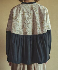 muuc 筆記帳刺繍ヨーク切り替えブラウス〈国産・muucオリジナル総柄刺繍〉〈オーガニック綿〉〈贅沢な刺繍とタック使い〉〈ゆったりリラックス〉〈3シーズン春秋冬〉