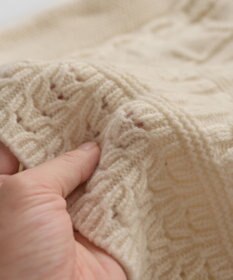 muuc 〈希少なエクストラファインラムウール〉ケーブル模様編みニットセーター