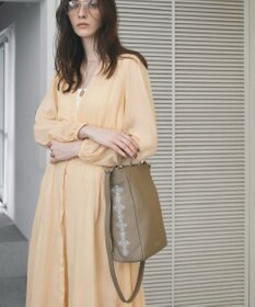 TOPKAPI 【TREASURE TOPKAPI】シュリンクレザー レース 刺しゅう ショルダー付 トートバッグ