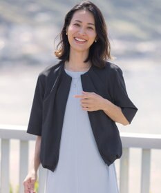 J.PRESS LADIES 【季節の変わり目に】アキハ BREEZE COOL ノーカラー ブルゾン スレート系