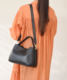 INTER-CHAUSSURES 【LORISTELLA】ミディアムサイズレザーハンドバッグ