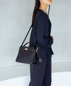 組曲 ベルトデザインスクエアショルダーバッグ