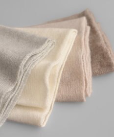 AND WOOL 〈上質な素材と手仕事から生まれた優しいニット〉カシミヤ100%の細巾ストール / マフラー