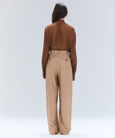 BEIGE， CALLERRY / シルク混ドットラッフルブラウス
