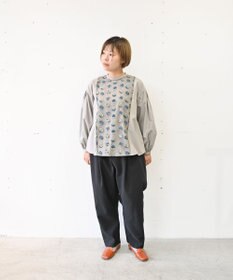 muuc 〈遠州織物の工場で織られた上質なコットン生地〉あじさい小花柄刺繍切り替え ボリューム袖 プルオーバーブラウス