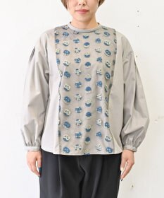 muuc 〈遠州織物の工場で織られた上質なコットン生地〉あじさい小花柄刺繍切り替え ボリューム袖 プルオーバーブラウス