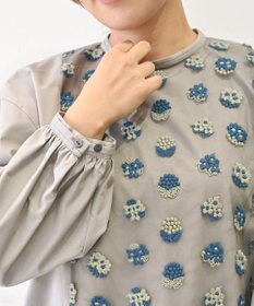 muuc 〈遠州織物の工場で織られた上質なコットン生地〉あじさい小花柄刺繍切り替え ボリューム袖 プルオーバーブラウス