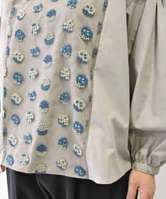 muuc 〈遠州織物の工場で織られた上質なコットン生地〉あじさい小花柄刺繍切り替え ボリューム袖 プルオーバーブラウス