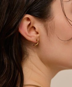 Phoebe 〈金属アレルギー対応〉リップルフープセラミックポストピアス　ゴールド/ニッケルフリー