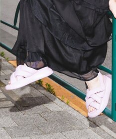 STEVE MADDEN HAZZIE 厚底パフィーストラップサンダル