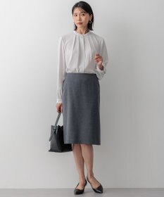 23区 【吸水速乾/UVケア/防シワ性】バックサテンアムンゼン パール釦 タック ブラウス