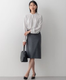 23区 【吸水速乾/UVケア/防シワ性】バックサテンアムンゼン パール釦 タック ブラウス