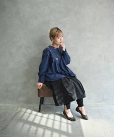 muuc 〈遠州織物の工場で作られた上質なコットンウール生地〉ナタチュウムの花刺繍 プルオーバーブラウス