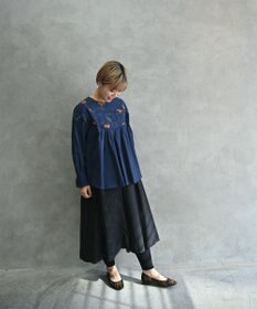 muuc 〈遠州織物の工場で作られた上質なコットンウール生地〉ナタチュウムの花刺繍 プルオーバーブラウス