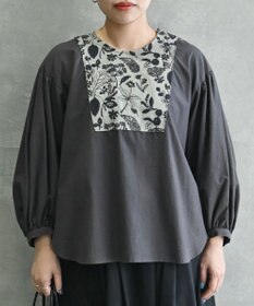 muuc 〈心地よいコットン・シアサッカー生地〉筆記帳刺繍ノーカラー左肩開きブラウス