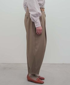 muuc 〈シワになりにくい機能素材〉〈サステナブル素材〉〈ウールライク肉厚生地〉〈オンオフ着られる〉センタータックパンツ