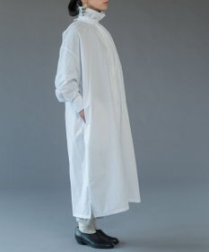 muuc 〈多彩な着方が叶う〉〈衿立て＆衿折り〉〈遠州織物の工場で織られた上質なコットン生地〉リボン紐付き多様衿 シャツワンピース