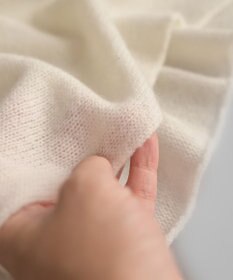 AND WOOL 〈上質な素材と手仕事から生まれたニット〉ホワイトカシミヤ100%の大判ストール