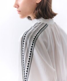 BEIGE， AXI / 刺繍ステッチ ドルマンスタンドブラウス