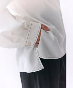 BEIGE， AXI / 刺繍ステッチ ドルマンスタンドブラウス