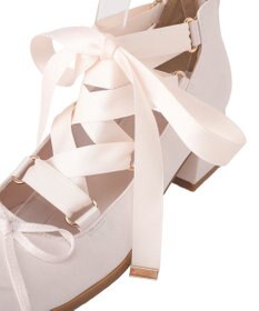 Maison de FLEUR レースアップサテンパンプス