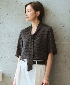 ICB 【新色追加】BackSatinAmunzen 5分袖配色ボウタイブラウス ブラック×モカ幾何学柄