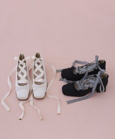 Maison de FLEUR レースアップサテンパンプス