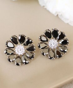 Tiaclasse 【金属アレルギー対応】ブラックフラワーピアス