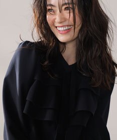 組曲 【KUMIKYOKU NAVY】コンフォータブルドレープ フリルブラウス