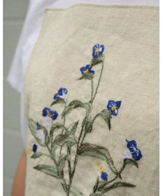 muuc つゆ草刺繍半袖プルオーバー〈日本製・上質な天然素材・遠州織物〉〈繊細なオリジナル花刺繍〉〈ゆったりフリーサイズ〉〈上品な大人の布帛Tシャツ〉